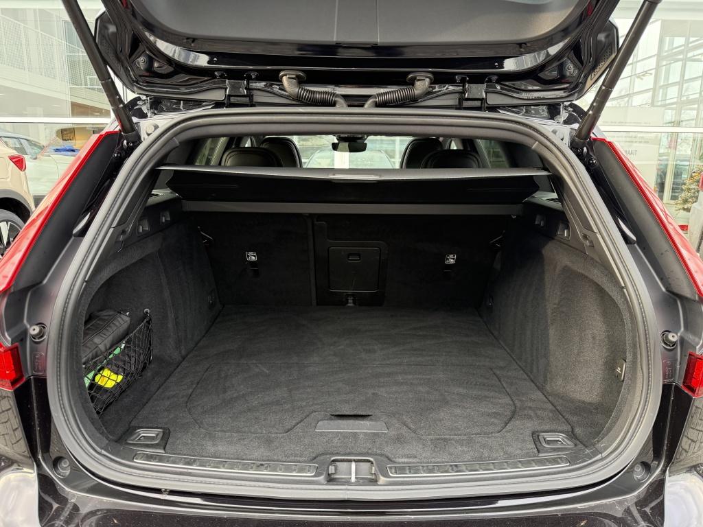 Volvo V60 t6 398pk recharge dark| panodak| adap.cruise| 360camera| trekhaa