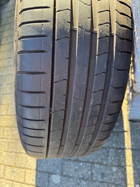 4 originele lichtmetalen BMW velgen met Pirelli banden (255/35 R19 96Y).