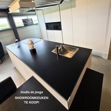 Moderne showroomkeuken met kookeiland – strak design