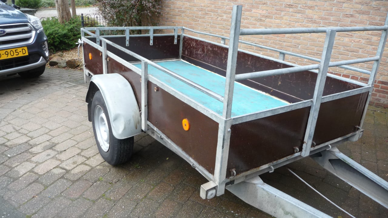 TE KOOP GEREMDE AANHANGER ENKELASSER merk HAPERT met KENTEKEN