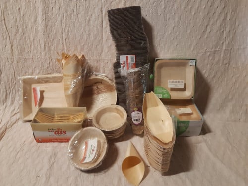 Diverse schaaltjes van palmblad, hout en bamboe