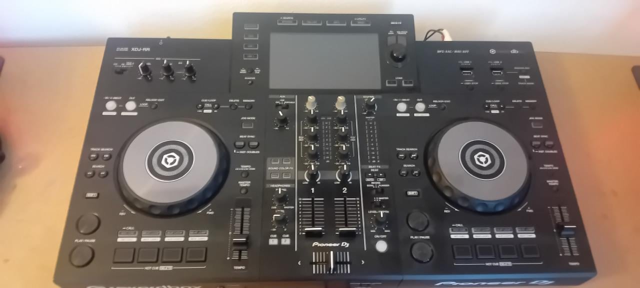 Pioneer XDJ-RR met Pioneer DM50D monitors