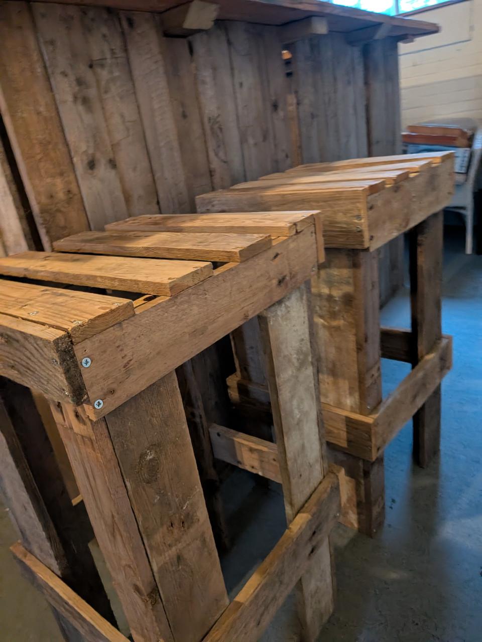 Te koop bar met krukken