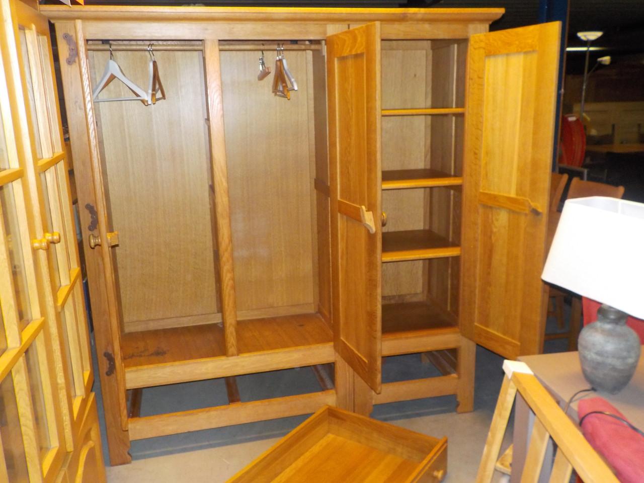 OISERWIJK kleerkast in vrijwel nieuw staat geheel massief blank eiken