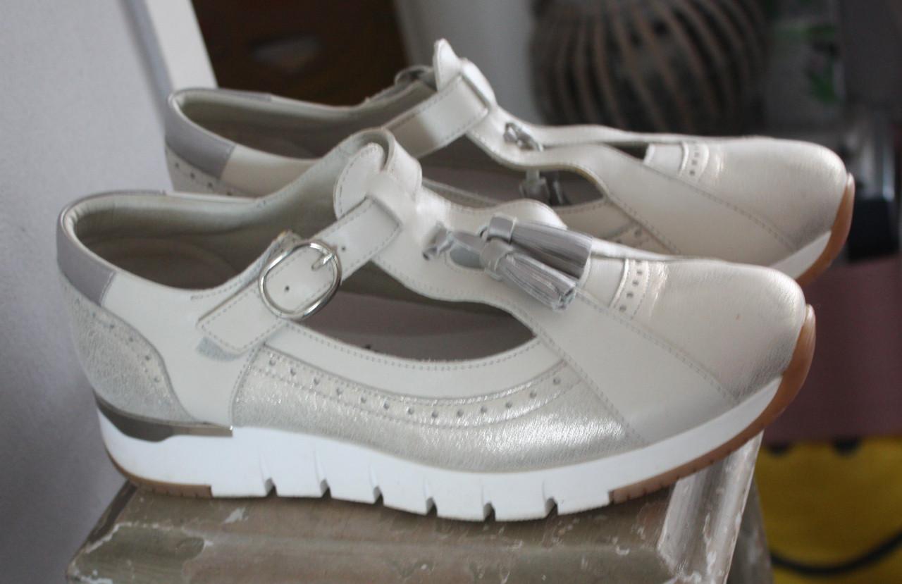 Open sneakers met ziveren kwasjes en klitteband maat 41