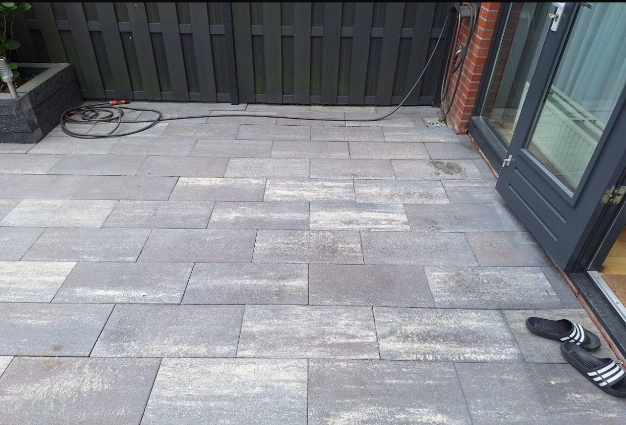 Tegelreiniging & Olievlek Verwijderen – Terras of Oprit weer als nieuw!