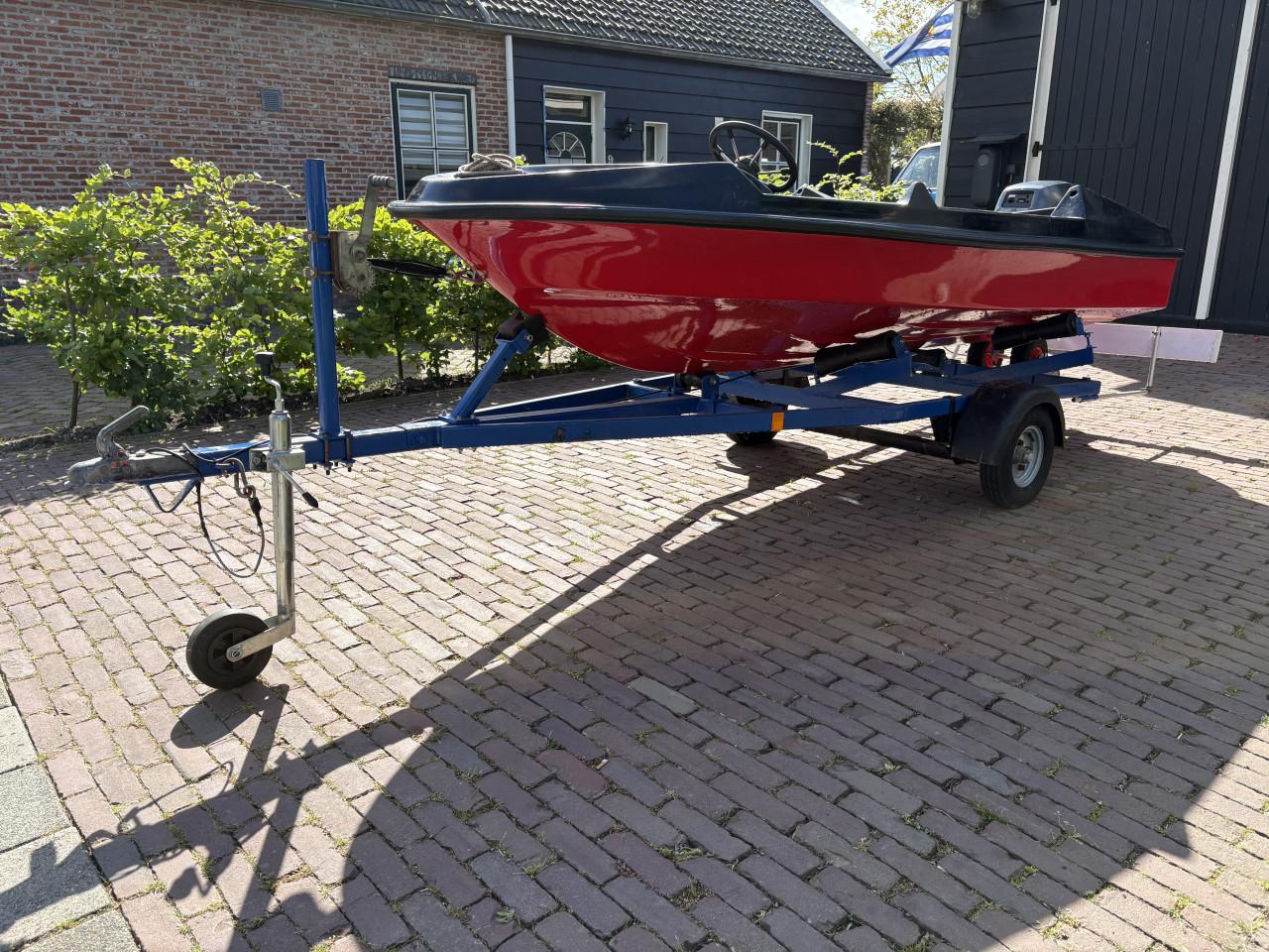 Super leuk bootje met afstandbediening elektrische start en trsiler
