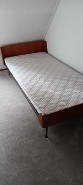 Stevig 1-persoons LEDIKANT met NIEUW MATRAS
