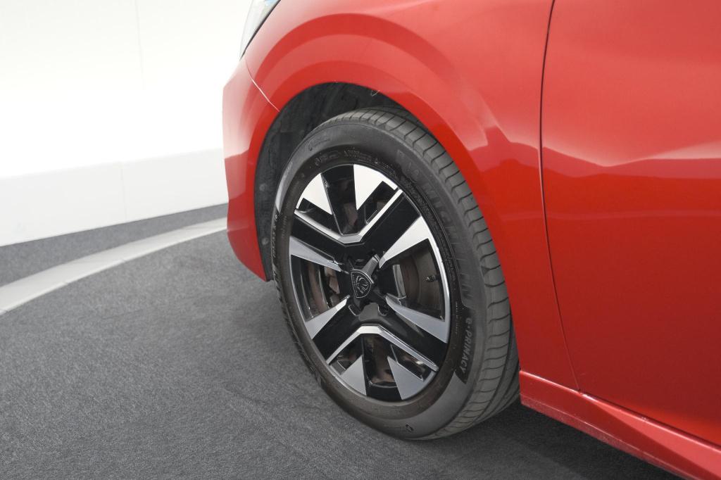 Peugeot 208 puretech 100 allure | camera | navigatie | parkeersensoren | ap