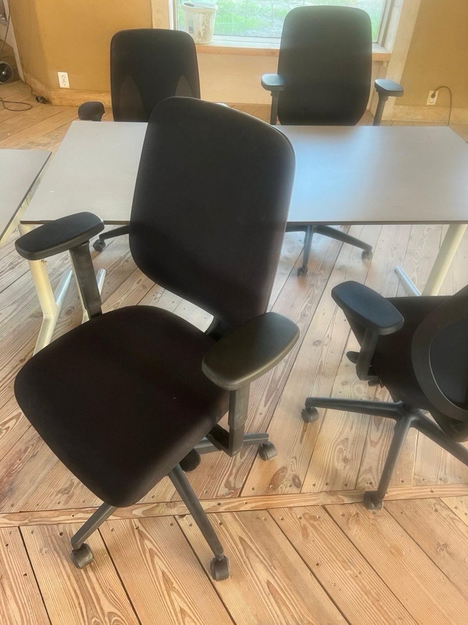Partij bureaustoelen (Giroflex) en bureaus (Ahrend)