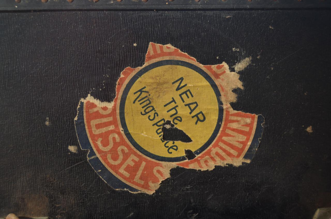 Fraaie antieke (houten?) reiskoffer met goed beslag