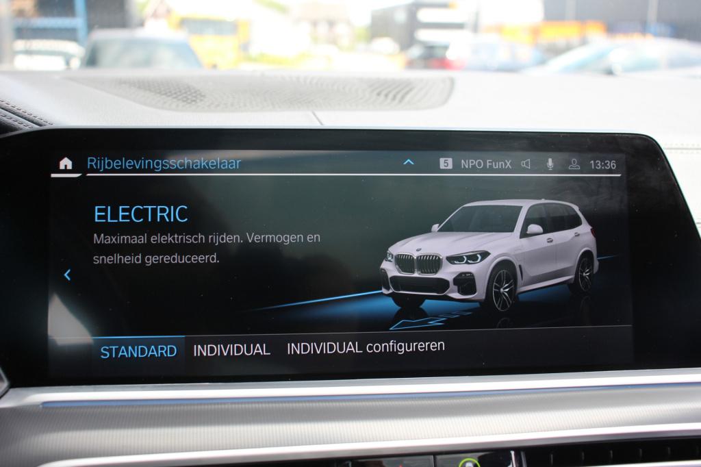 BMW X5 xdrive45e high executive | m pakket | pano | luchtvering | trekhaak 