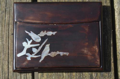 Fraaie rookdoosje ingelegd paarlemoer, bakeliet/plastic