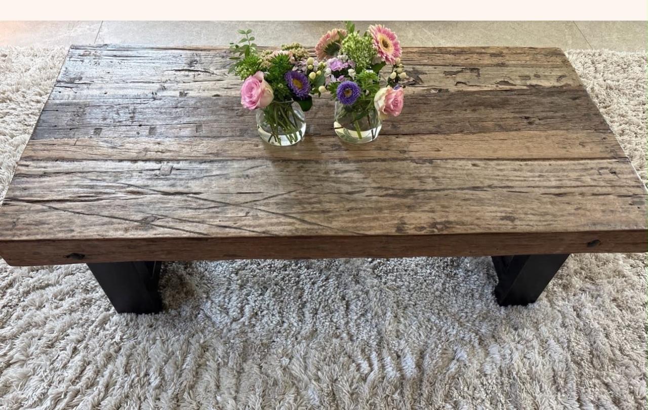 Robuuste industriele eettafel en salontafel