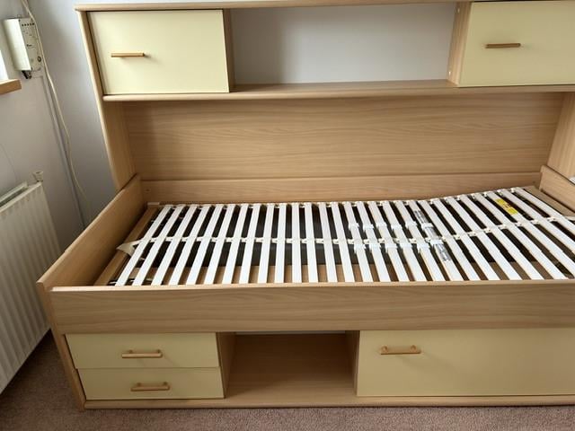 Gratis leuk eenpersoonsbed met ombouw en lades en lattenbodem