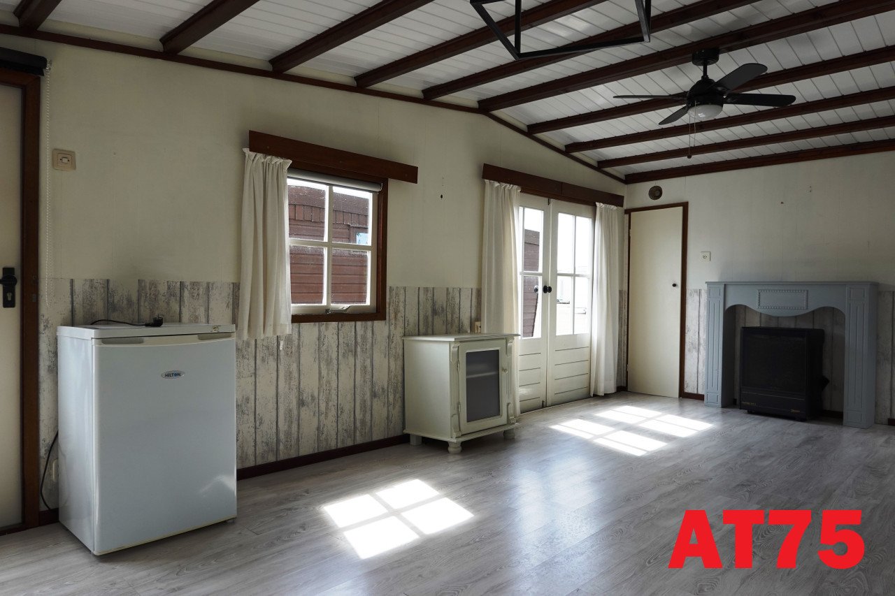 Betaalbaar chalet met gezellig interieur en kunststof buitenzijde te koop