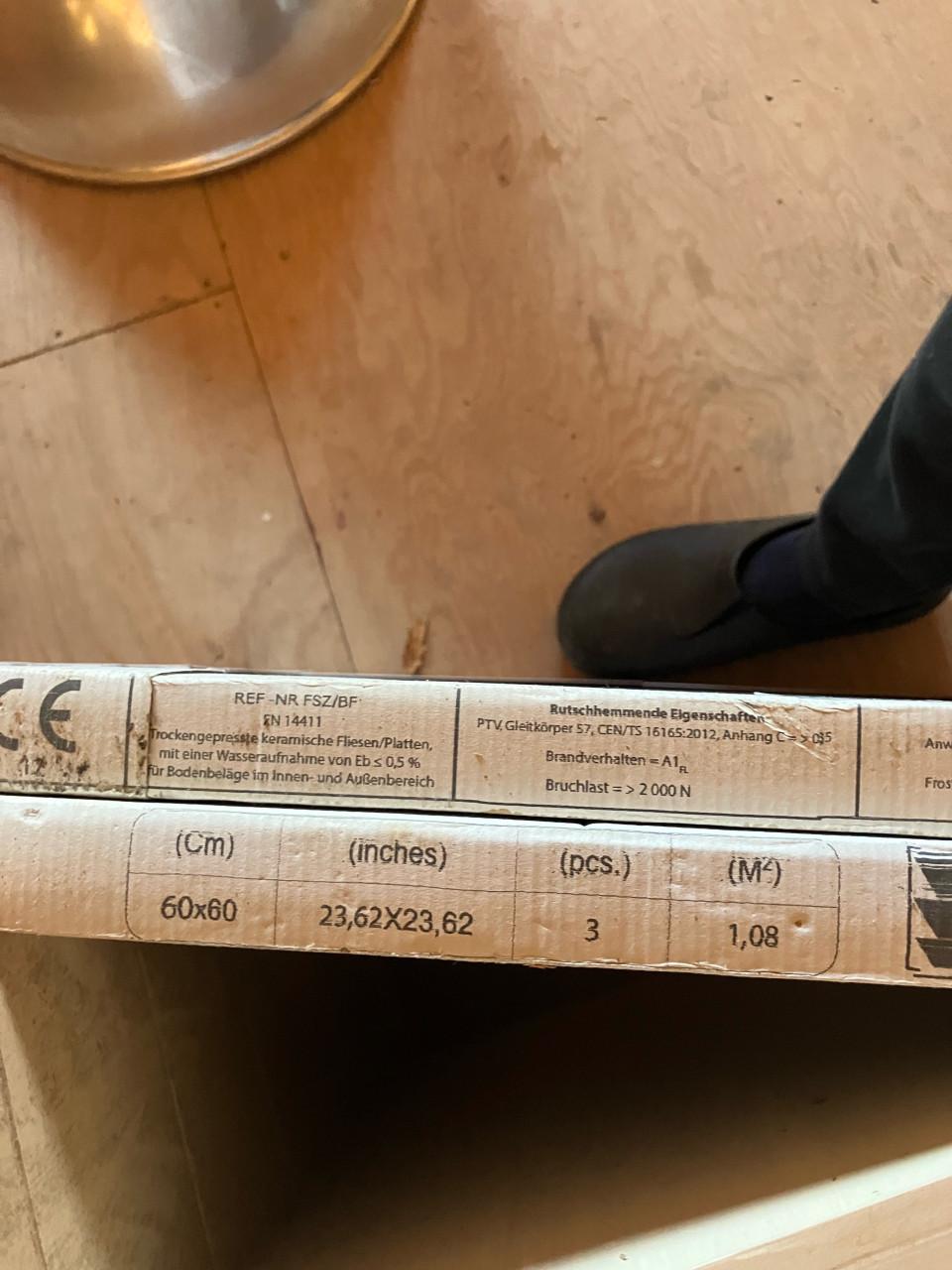 Tegels, badkamer , wc, keuken, nieuw, licht grijs