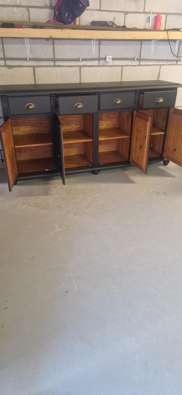 Mooi en ruim dressoir in mat zwarte kleur