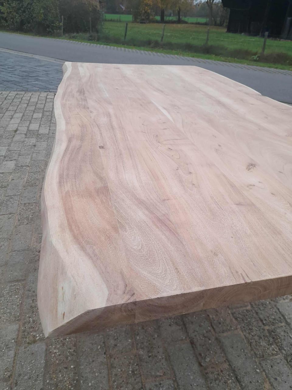 BOOMSTAMTAFEL / TAFEL IN SUARHOUT 200X100 MET ZWARE MATRIXPOOT