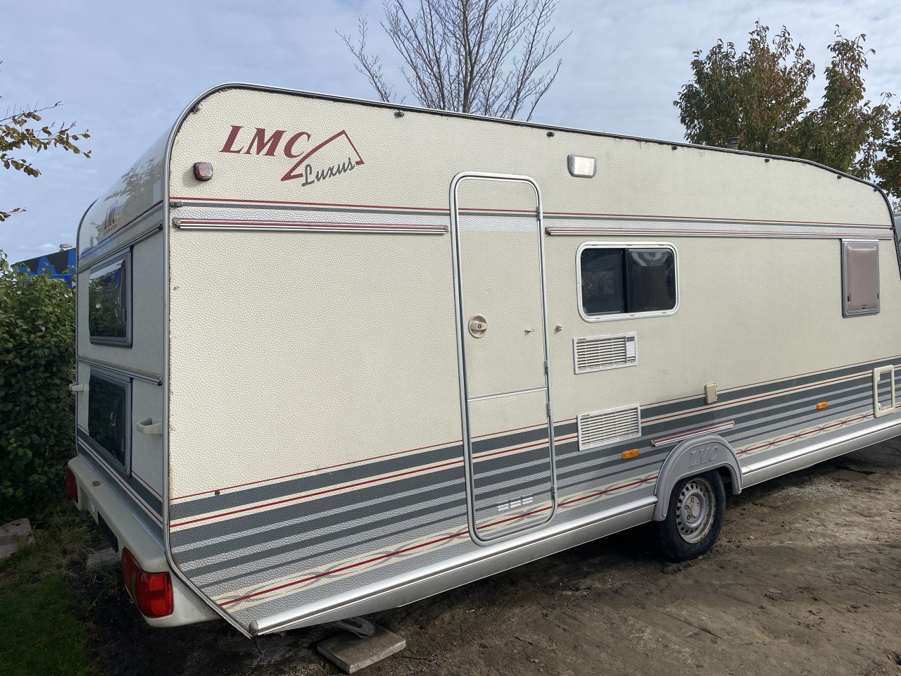 Lmc luxus caravan 560 met 4 seizoenen voortent airco compleet