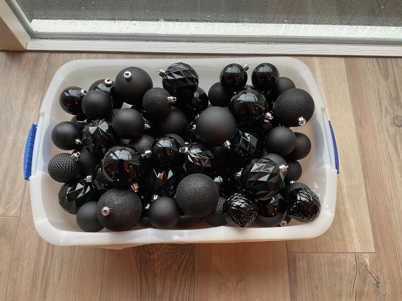 100 zwarte gesorteerde kerstballen onbreekbaar Intratuin