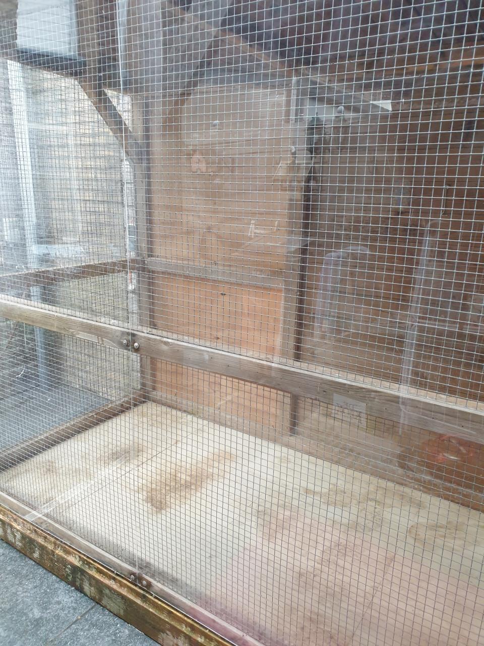 Te koop voliere en regenton