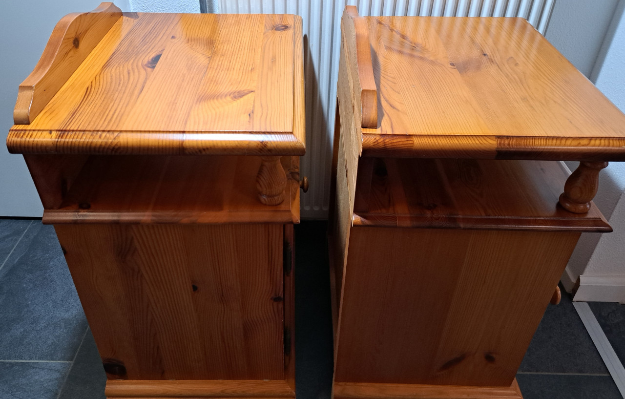 2 oude originele massief grenen nachtkastjes