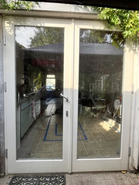 Beschikbaar in overleg. HR ++ dubbel glas Inclusief cilinderslot en 2 sleut