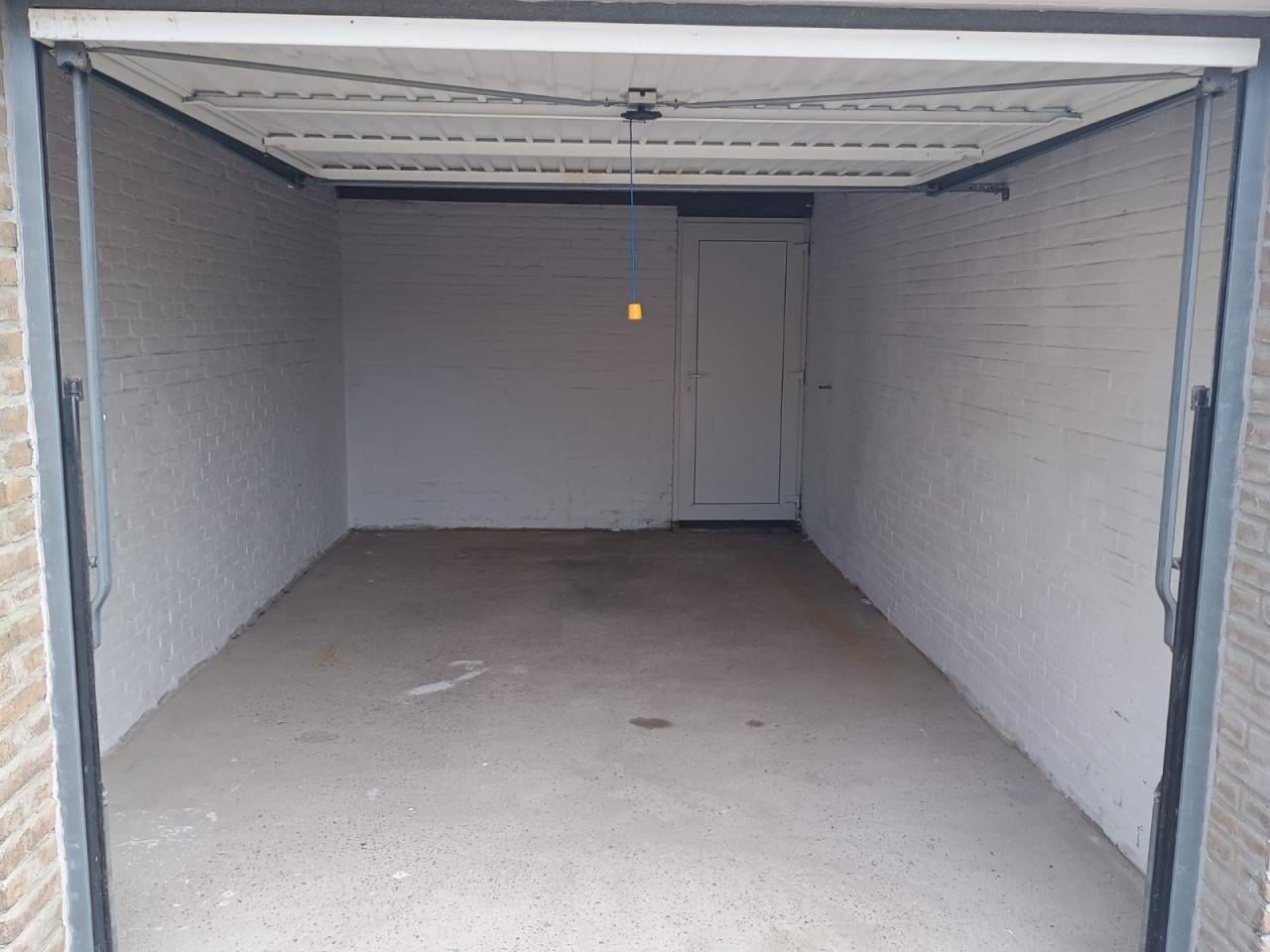 TE HUUR: Ruime Garagebox in Breskens