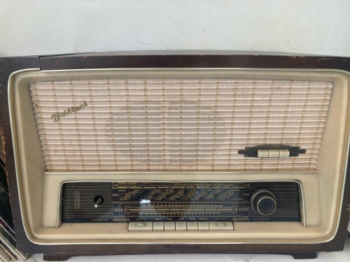 Oude radio met platenspeler - heerlijk warm geluid