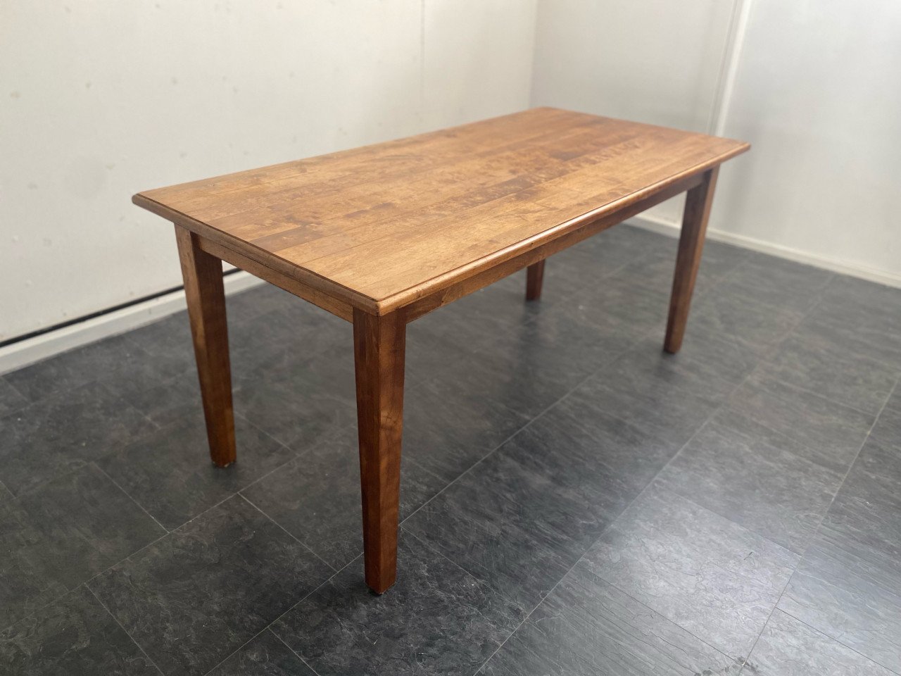 Fraaie houten tafel met mooie stoelen!!