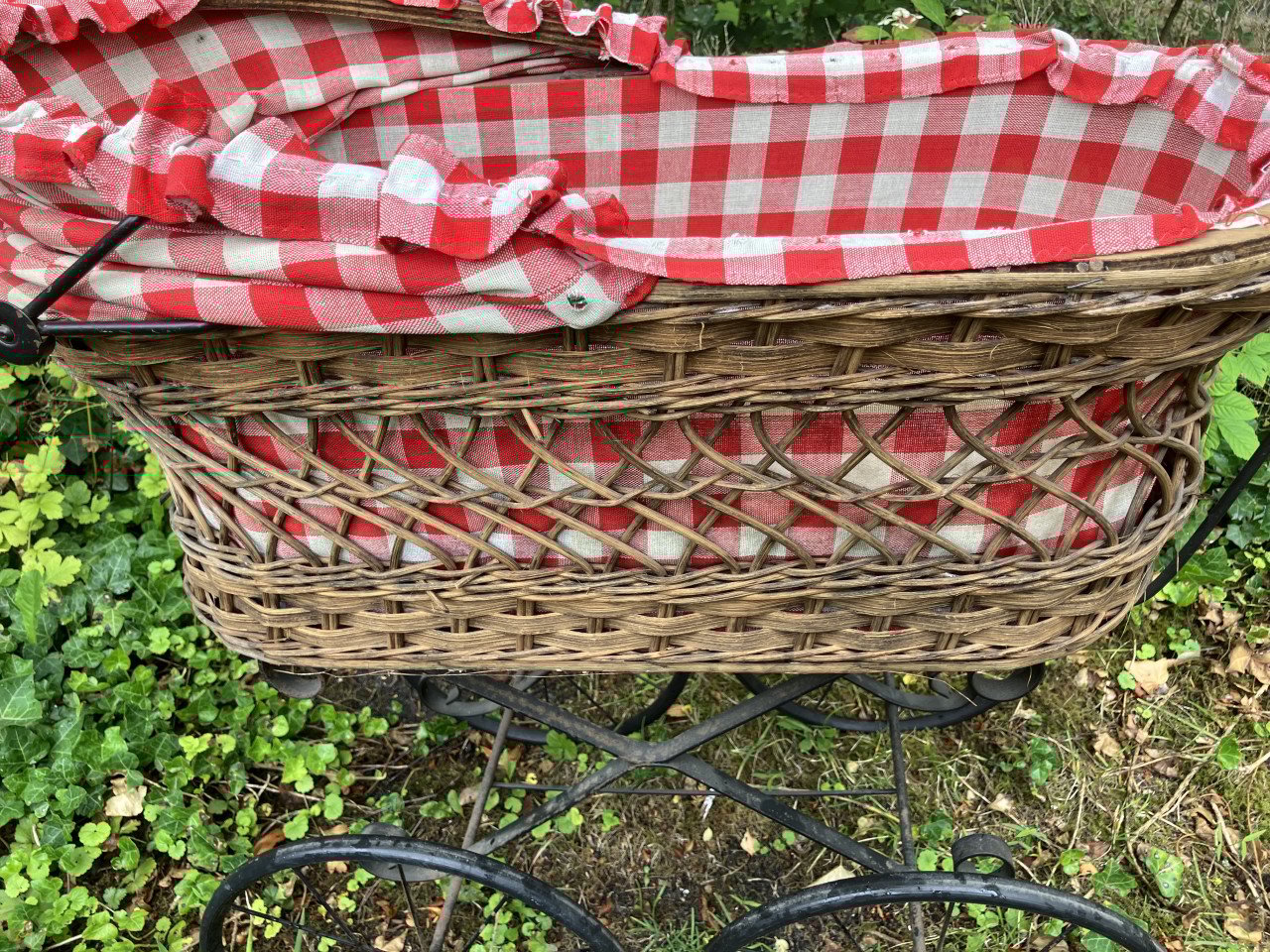 Vintage poppenwagen met lieve pop