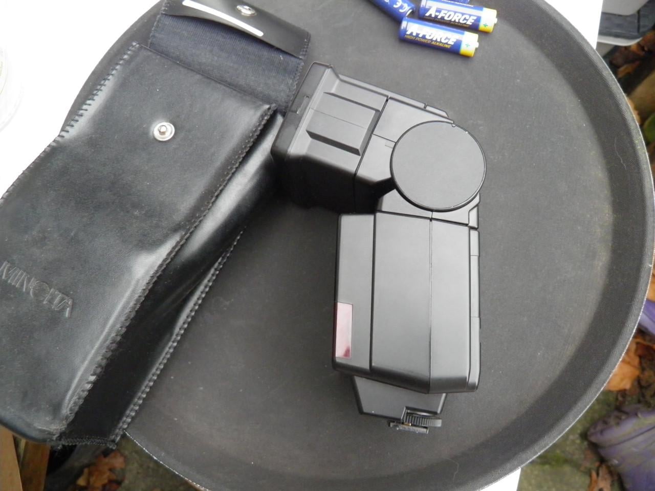 Flitser minolta 4000 af, werkt met 4 aa batterijen.