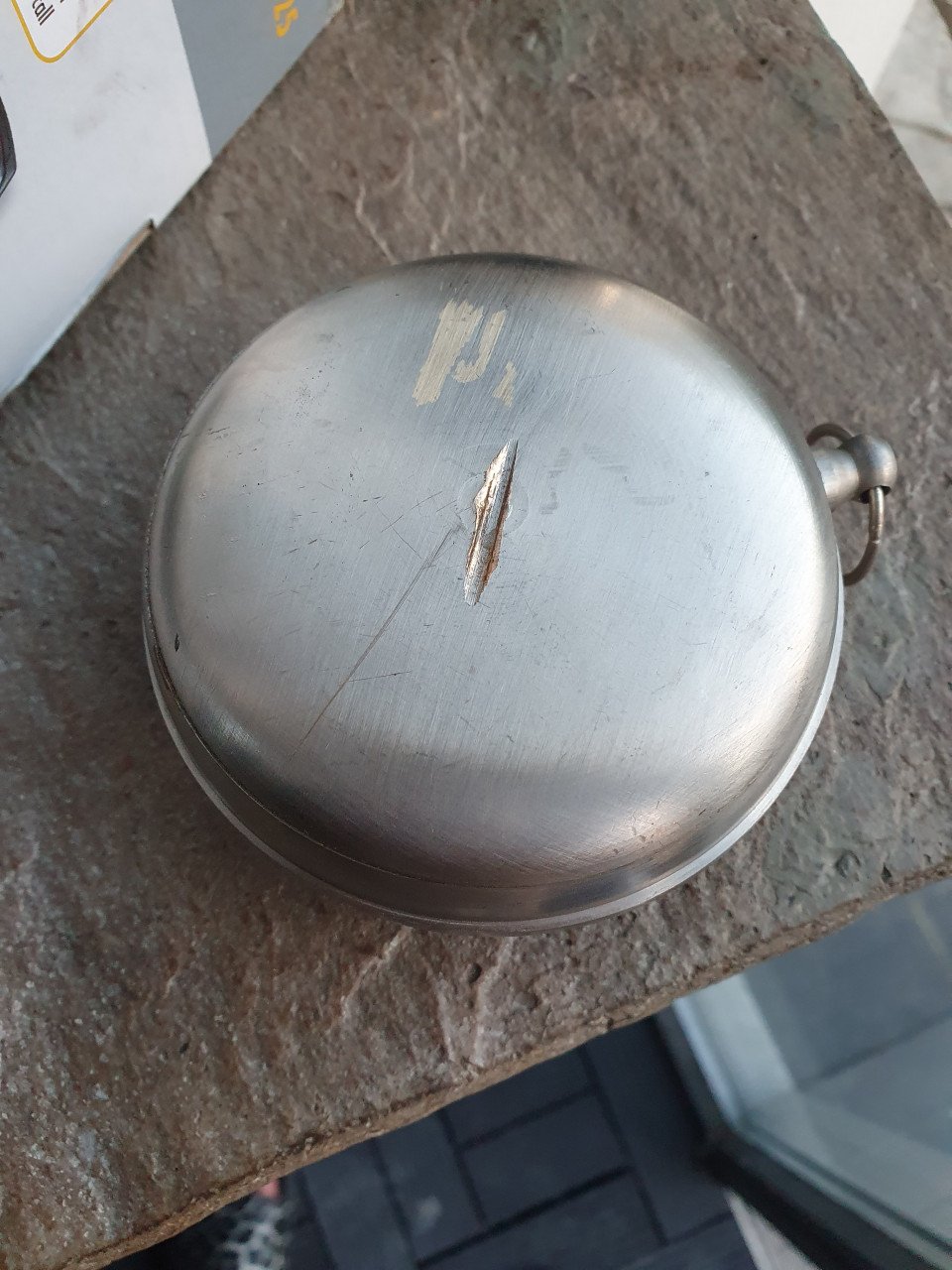 Mooie grote werkende zware klok, iets groter dan een zakhorloge....