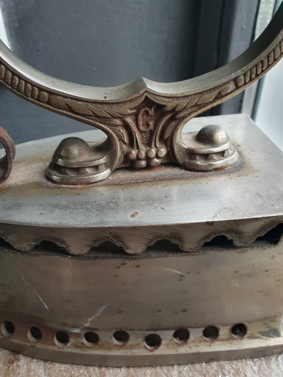 Zeer fraai antiek strijkijzer met houten handvat, van metaal, zilver....
