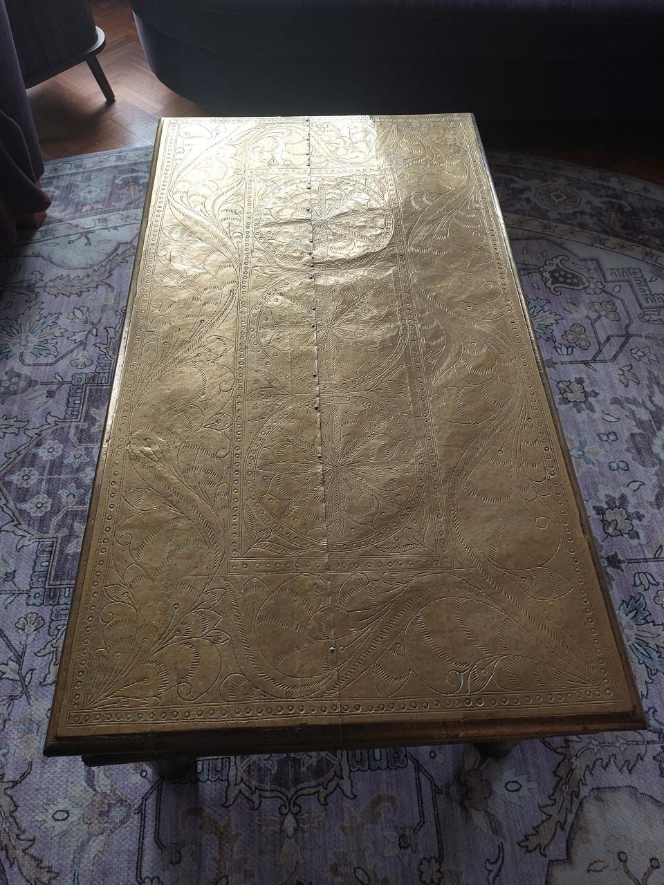 Unieke salontafel ! massief hout volledig  bekleed met handbewerkt messing