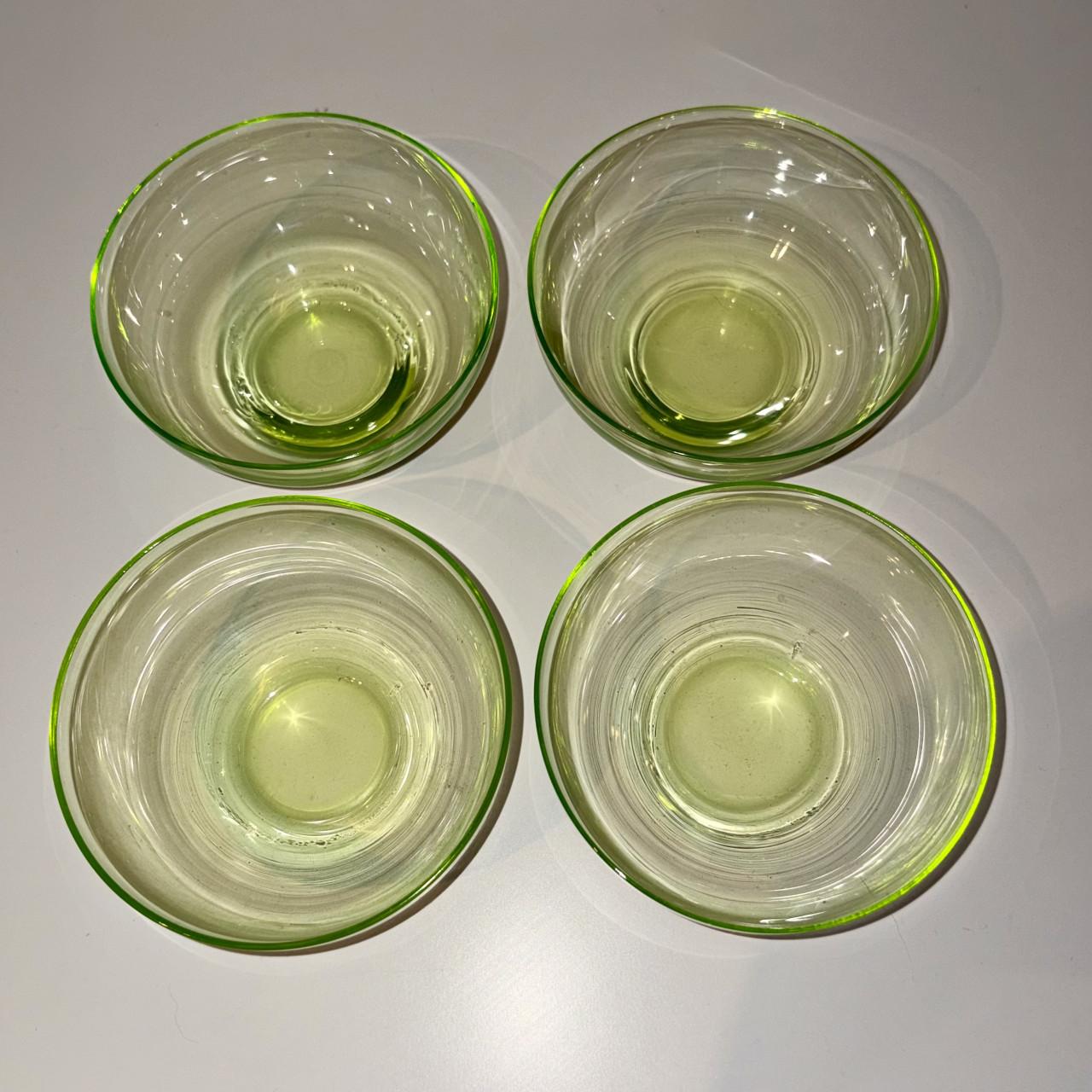 4 uranium schaaltjes, uv395