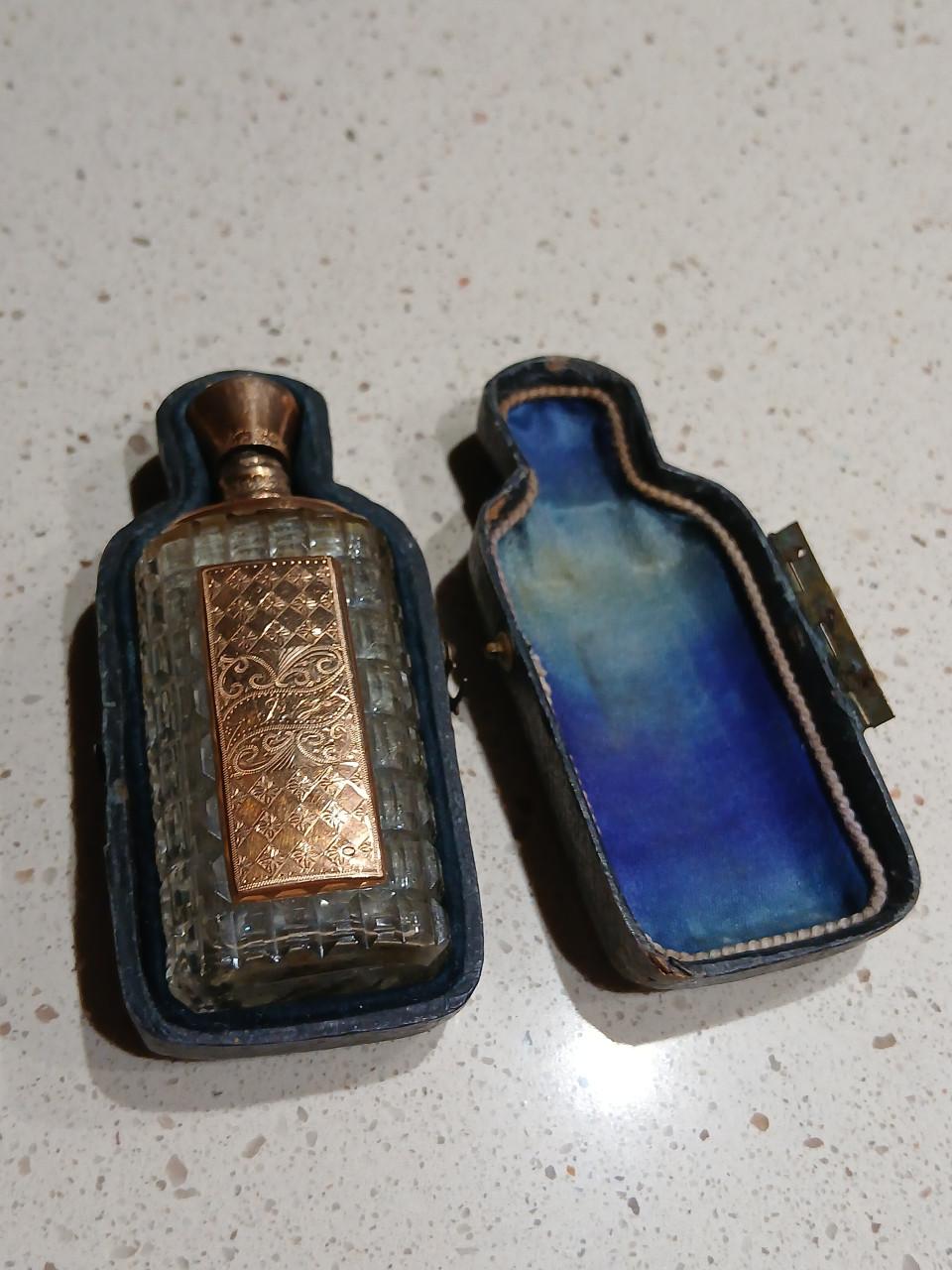 Antiek kristallen parfumflesje met gouden dop en plaatje