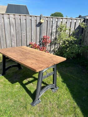 Robuuste houten eettafel