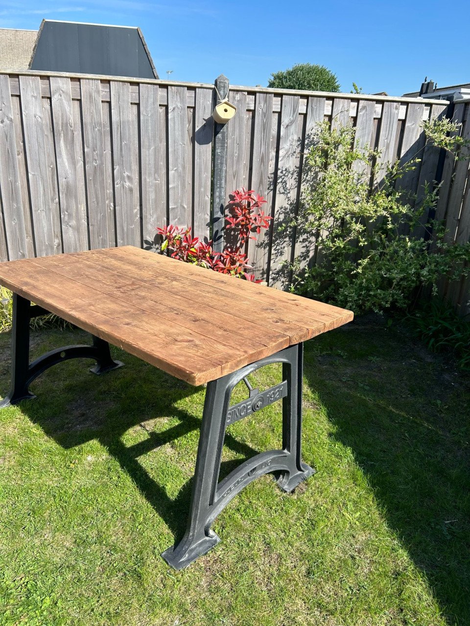 Robuuste houten eettafel