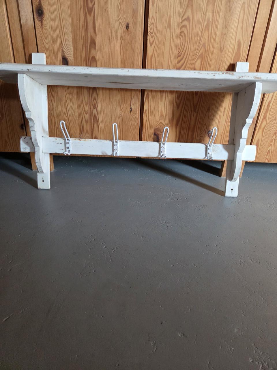 Brocante wandkapstok met legplank 🤍