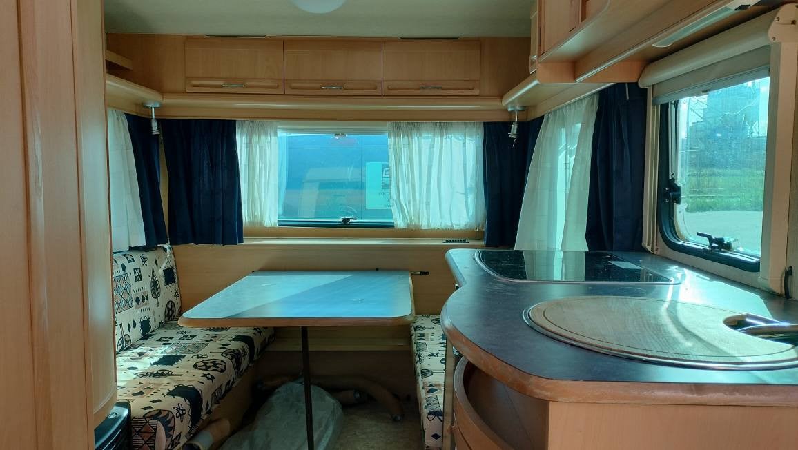 Adria Unica 431 met voortent en luifel en uitbouw