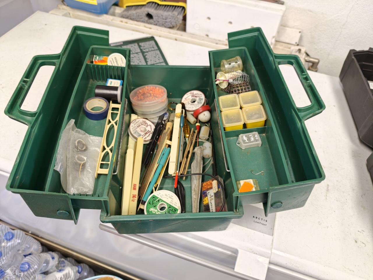 Viskoffer met nog wat materiaal