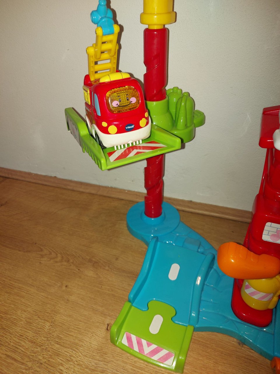 Z.g.a.n. Vtech Toet Toet Auto's - Brandweerkazerne incl. Bas Brandweer