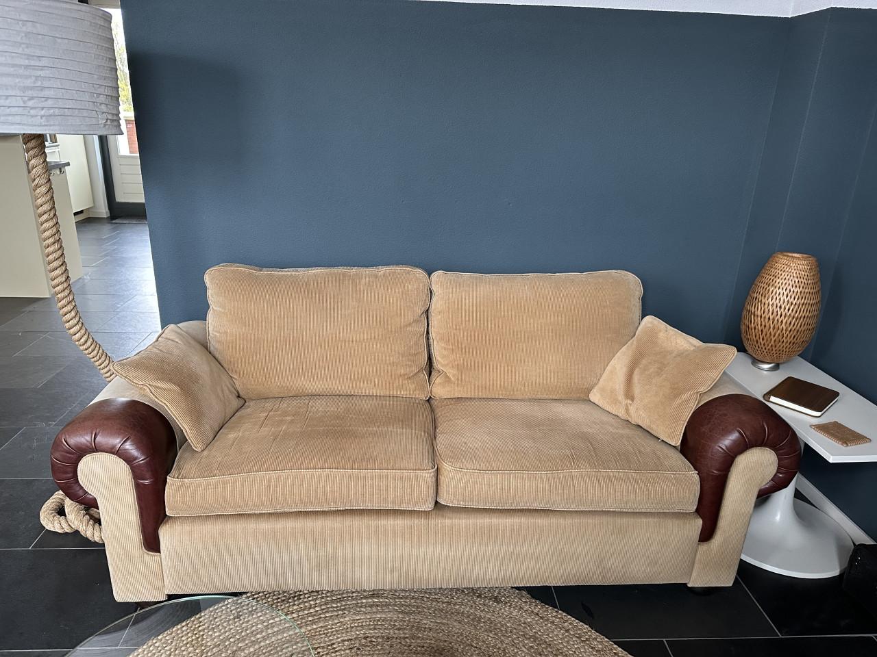 Bank met leren armstukken