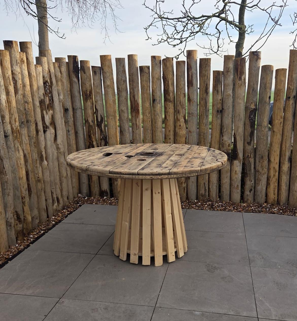 Houten tafels te huur