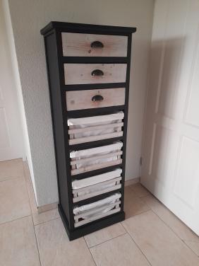 Leuke laden kast  147H x 36 x 50 ( in goede staat )