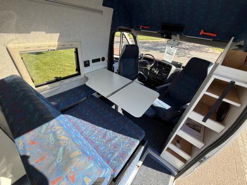 🚐 4-persoons buscamper – Compact, past in het parkeervak, lage wegenbel.