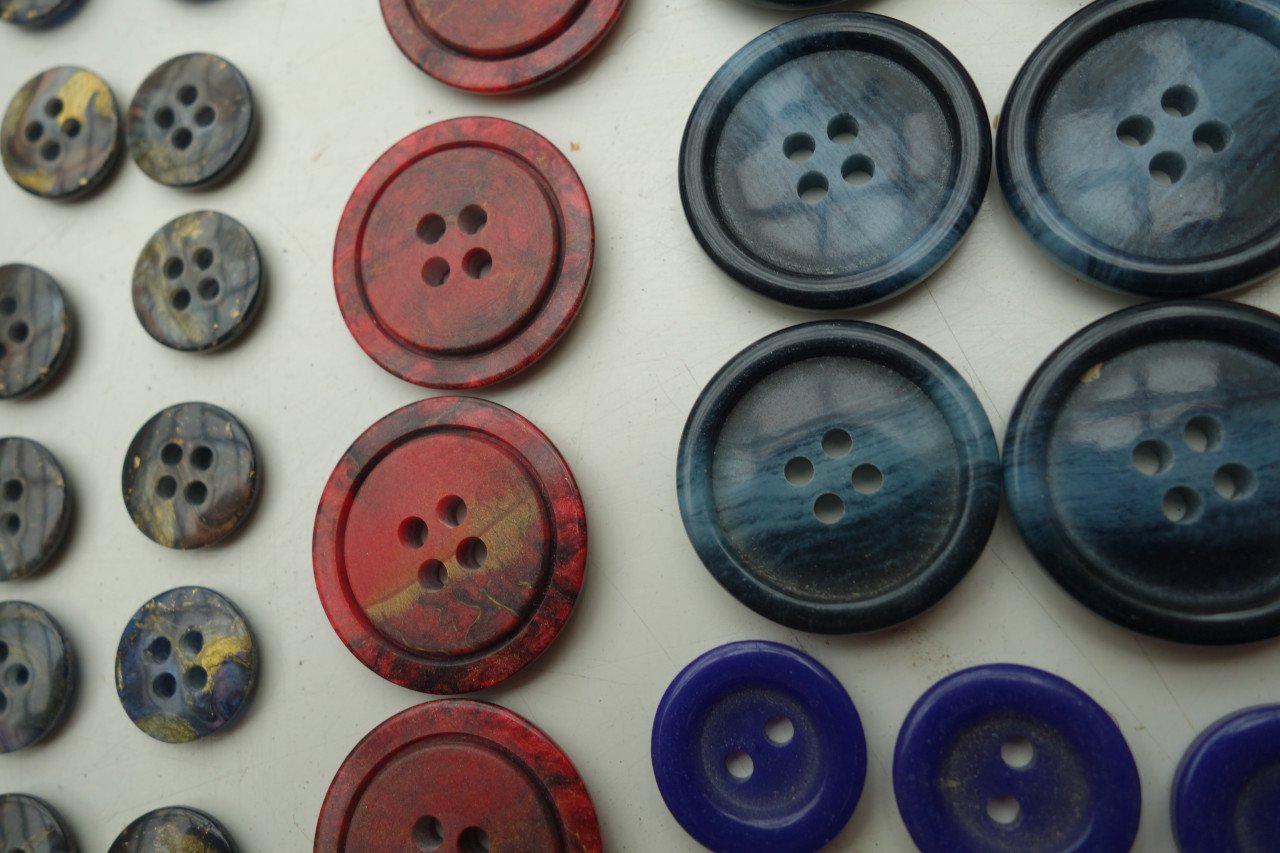 Uniek assortiment van 108 vintage knopen  uit oude winkelvoorraad
