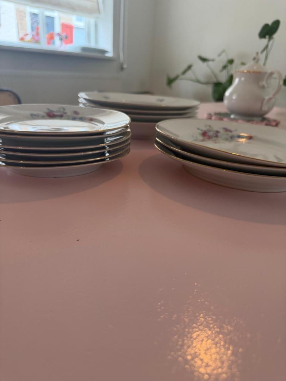 Ontbijt- en dinerborden met bloemboeketjes